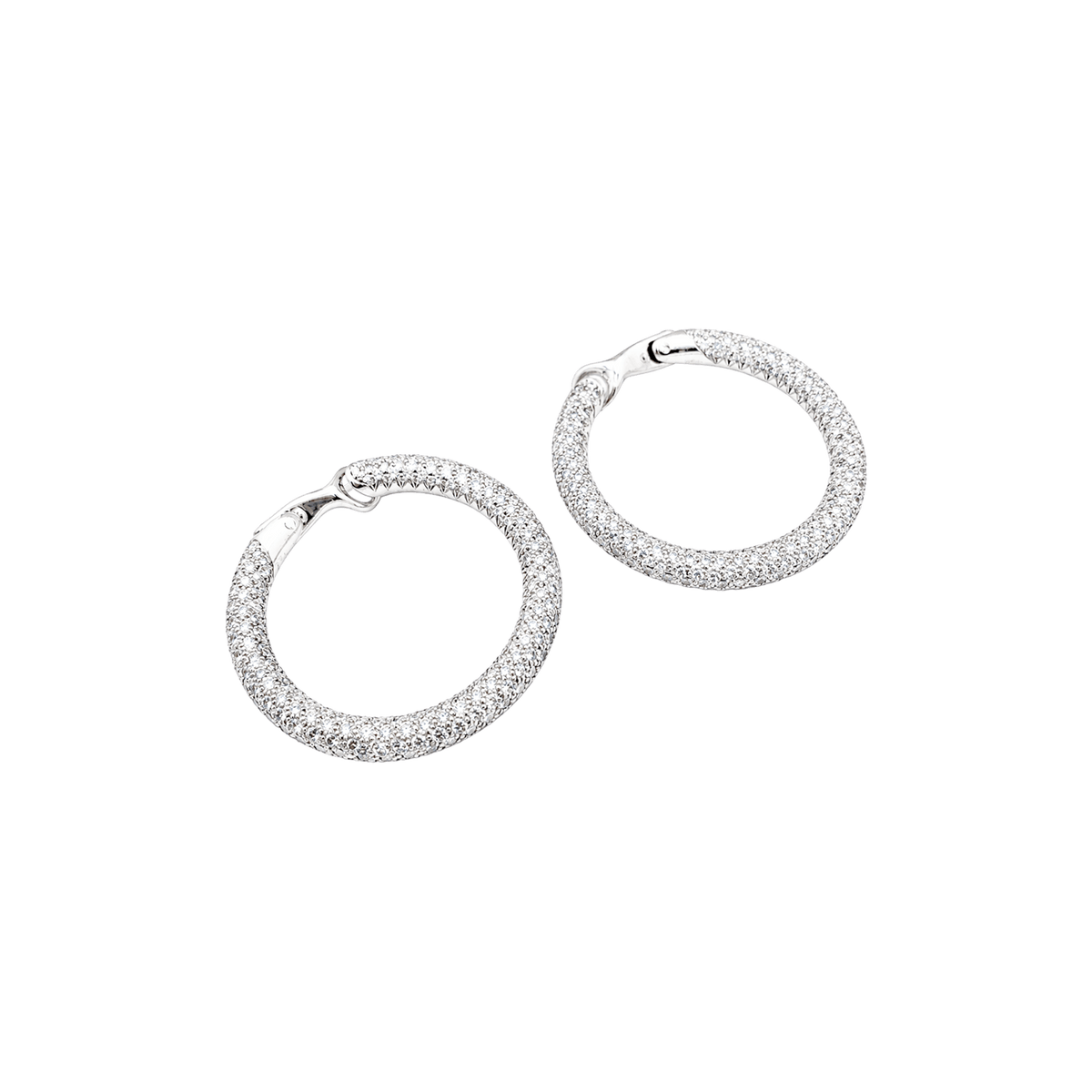 Boucles d'oreilles créoles "Tube", Chaumet, or blanc et diamants.