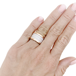 Bague Bulgari "B.Zero1", or jaune et céramique blanche.