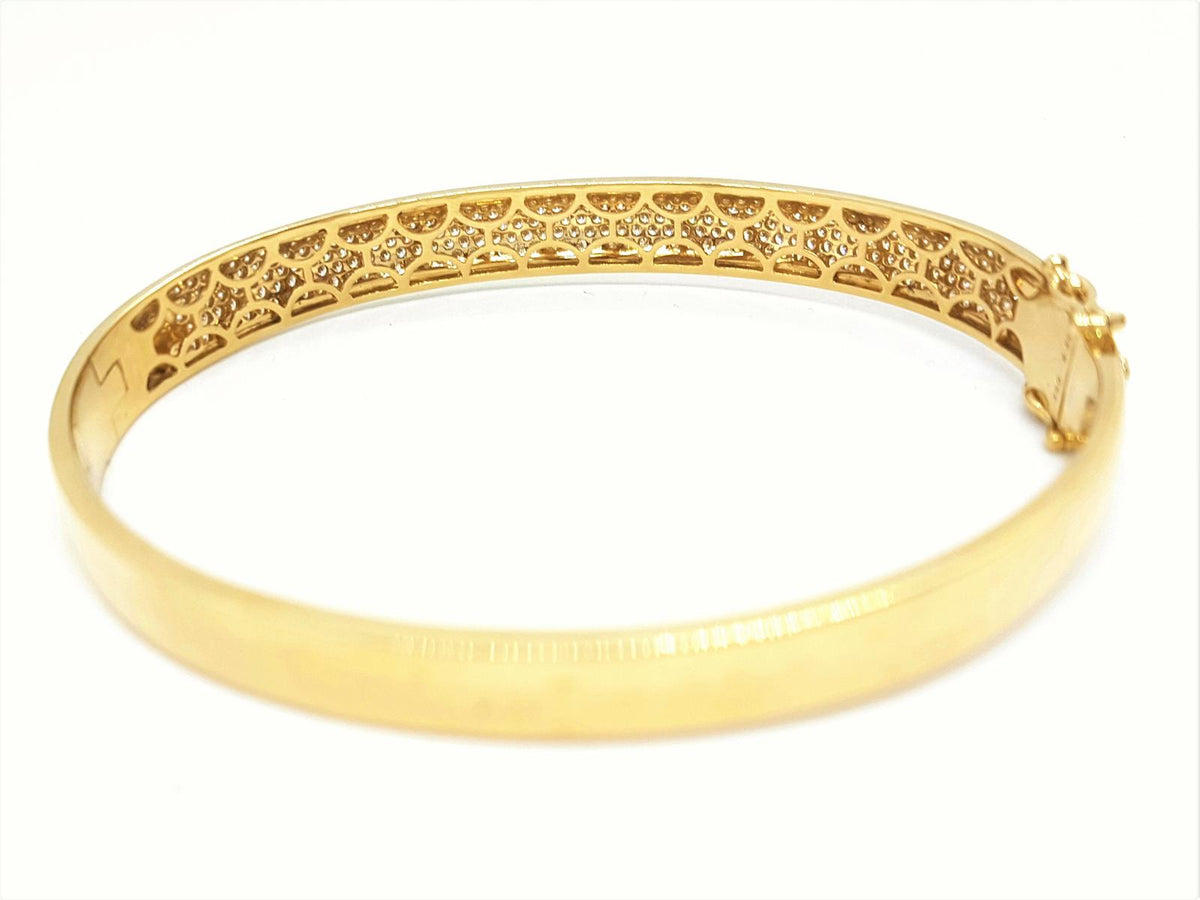 Yellow gold bangle bracelet paved with diamonds