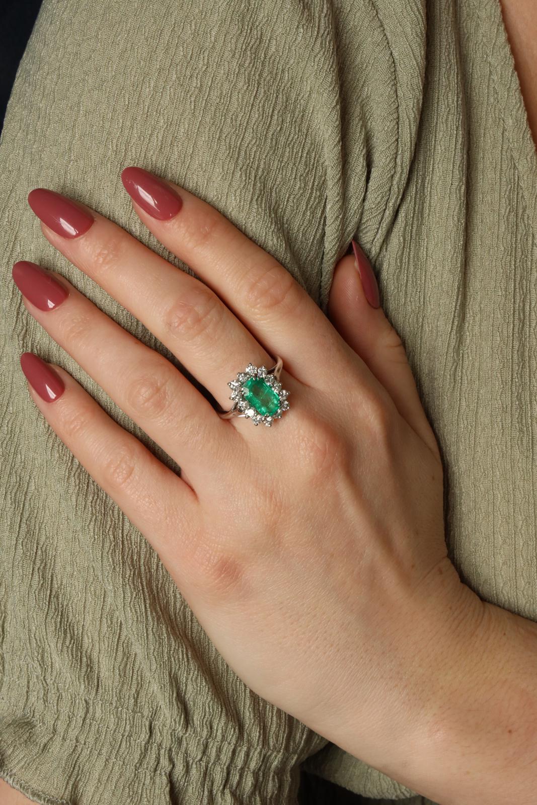 Pompadour ring in white gold, diamonds and emerald
