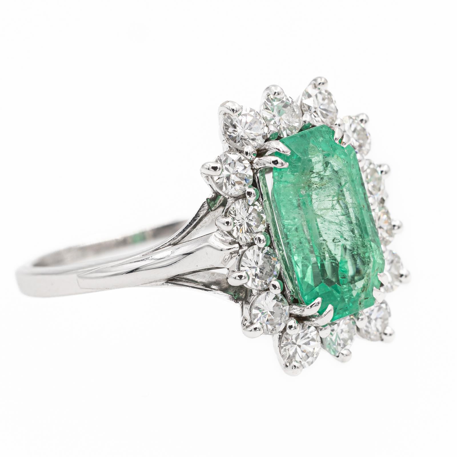 Bague Pompadour en or blanc, diamants et émeraude