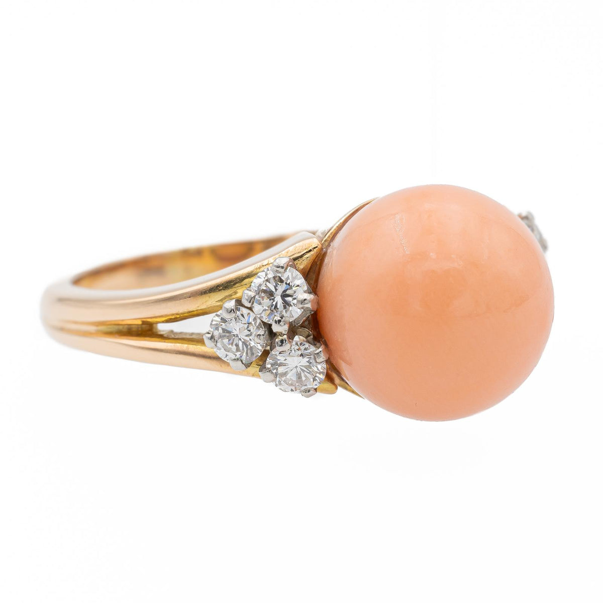 Ring in yellow gold, white gold and coral