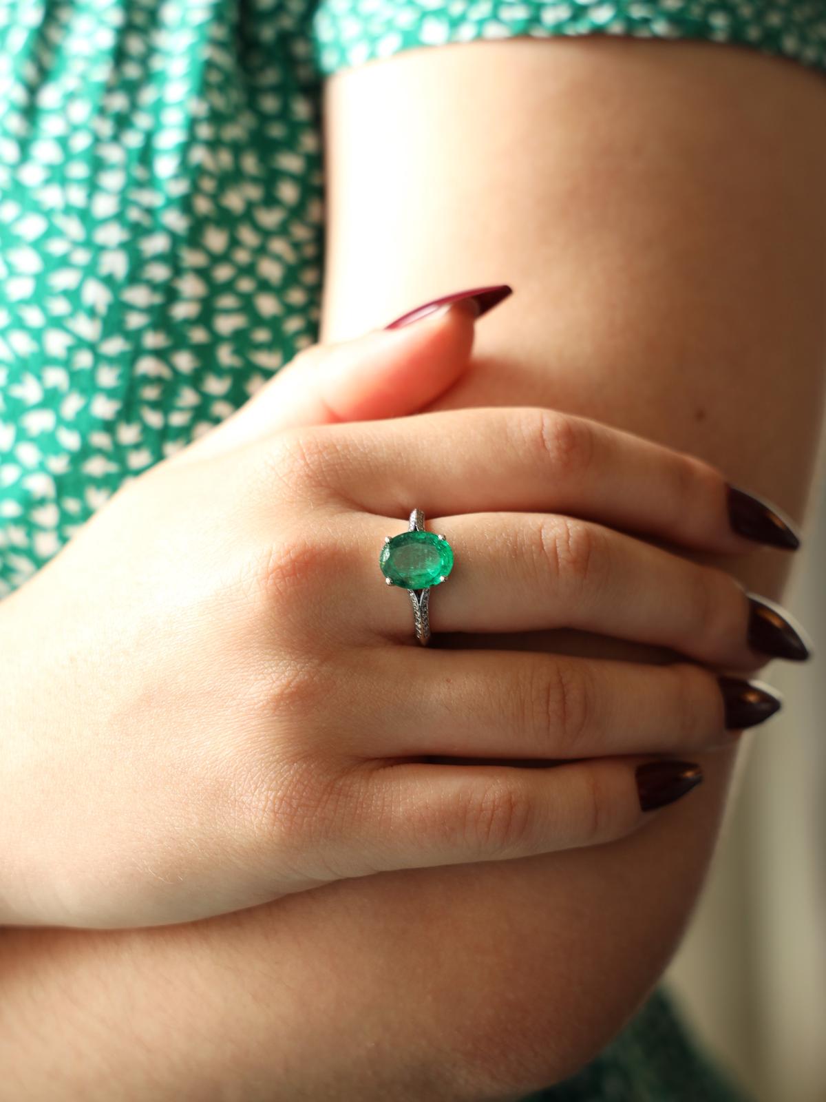 Pompadour Ring in White Gold and Emerald