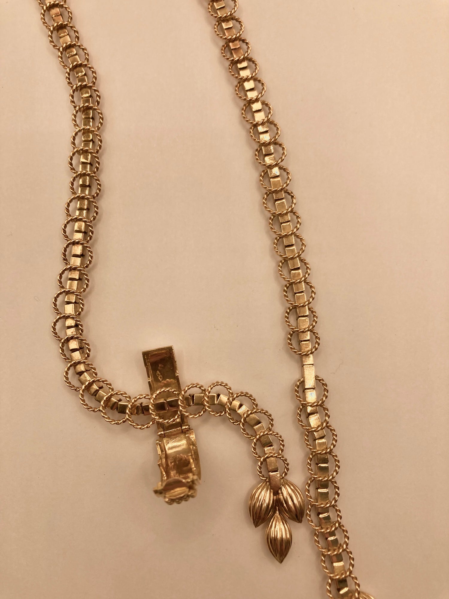 “Négligé” necklace in yellow gold