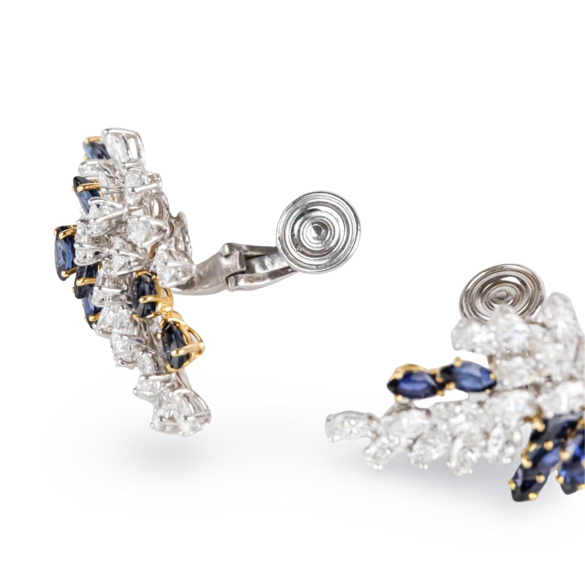 AVANT-PREMIÈRE - Boucles d'oreilles Clip CHAUMET en or blanc, or jaune, platine, saphirs et diamants - Castafiore