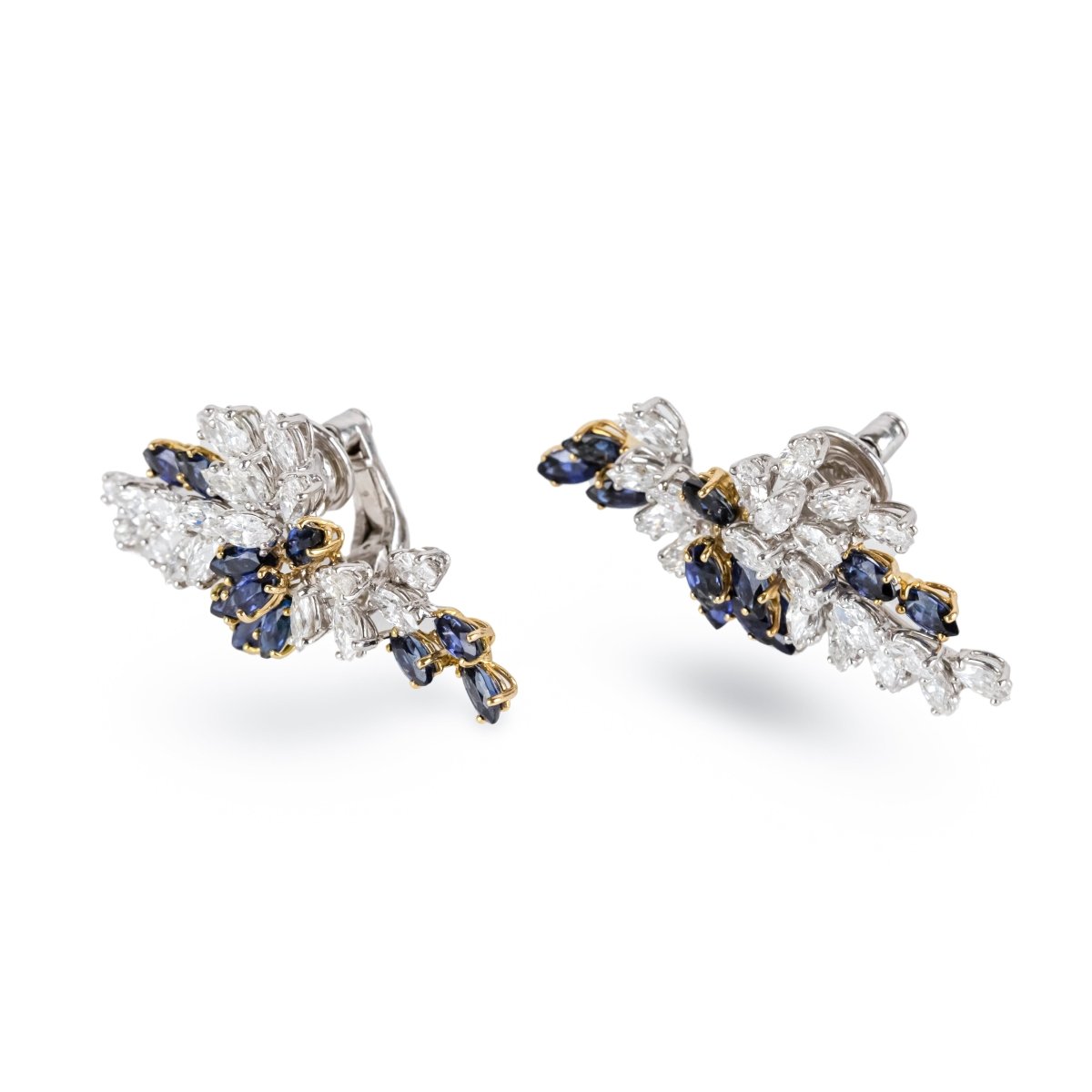 AVANT-PREMIÈRE - Boucles d'oreilles Clip CHAUMET en or blanc, or jaune, platine, saphirs et diamants - Castafiore