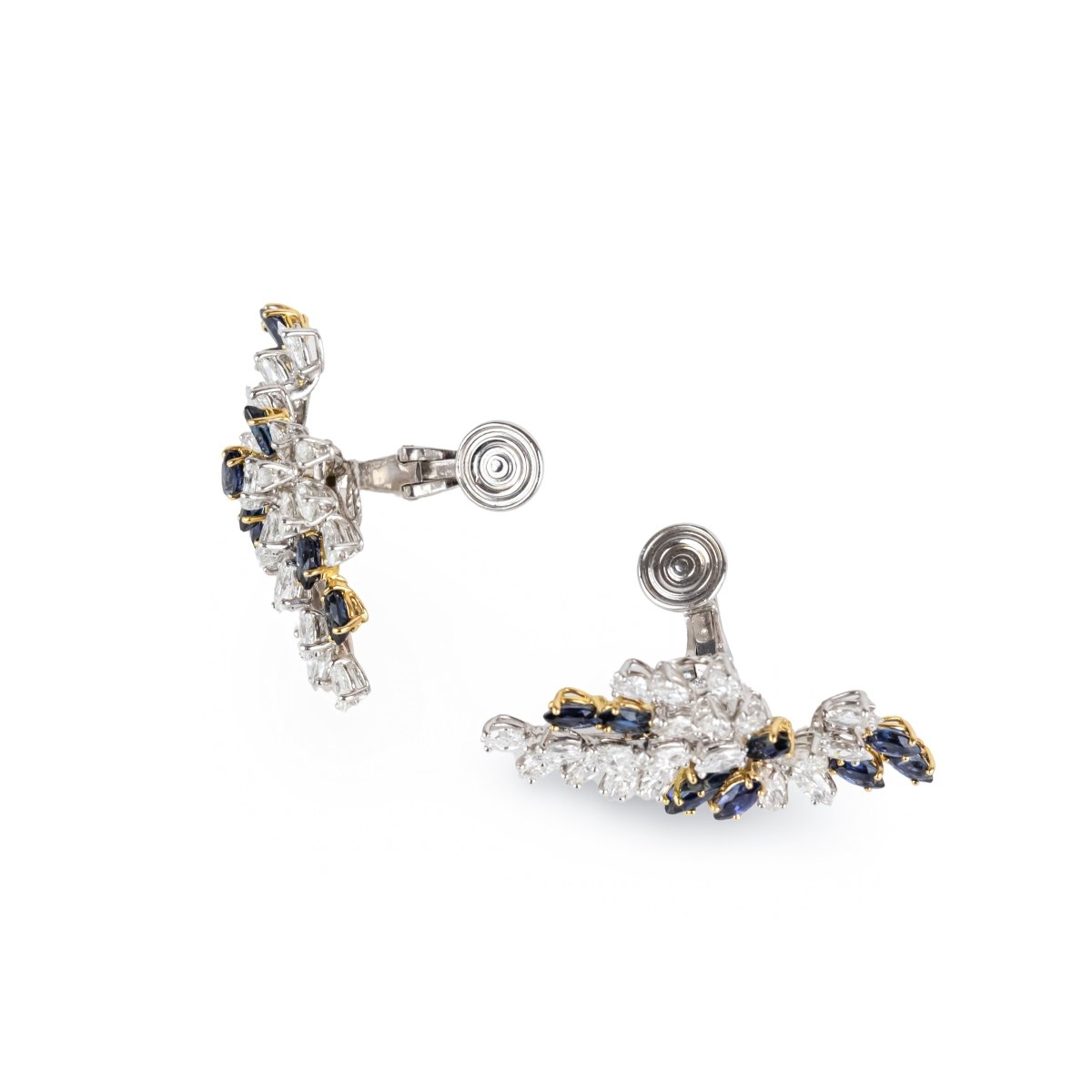 AVANT-PREMIÈRE - Boucles d'oreilles Clip CHAUMET en or blanc, or jaune, platine, saphirs et diamants - Castafiore