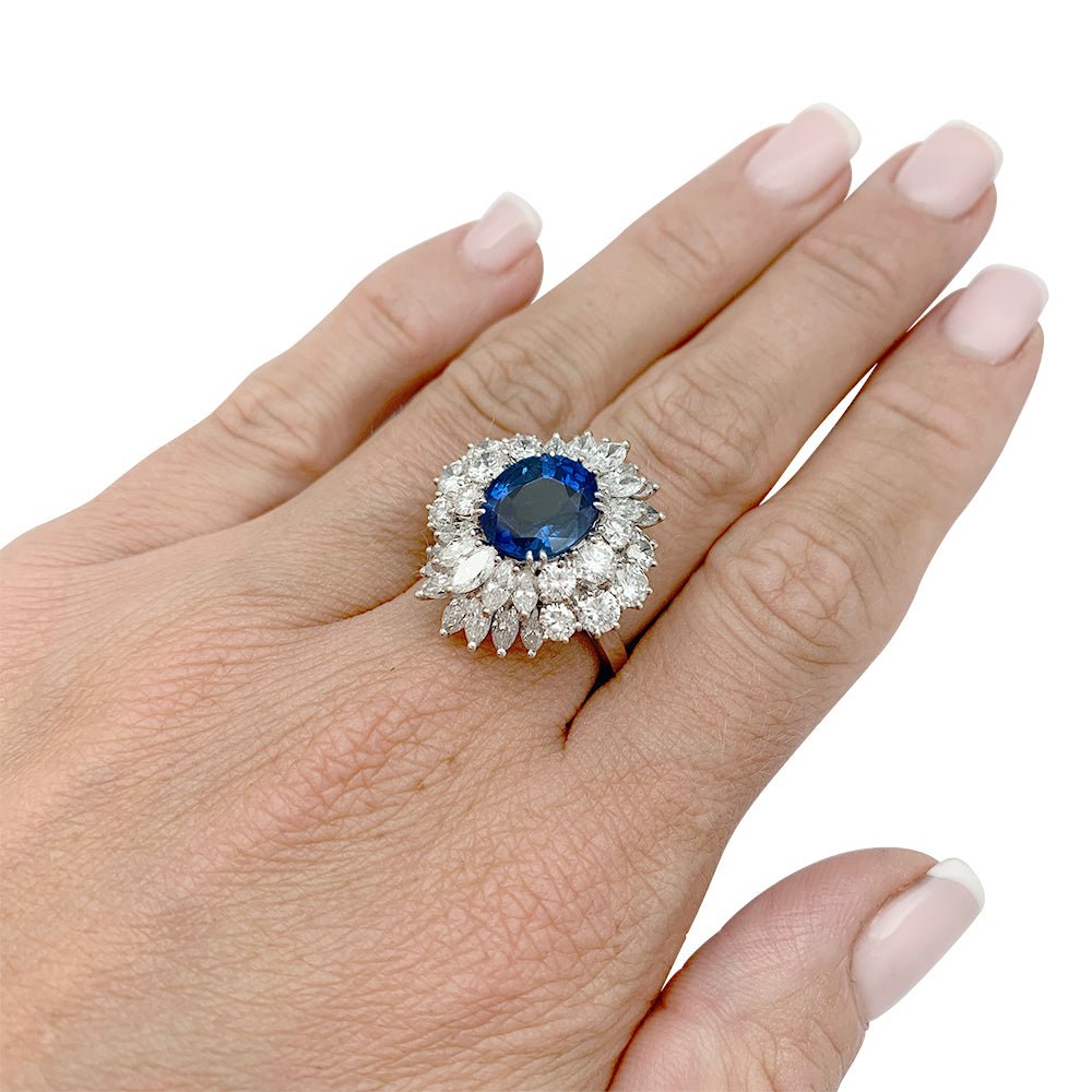 Bague à entourage, saphir et diamants - Castafiore