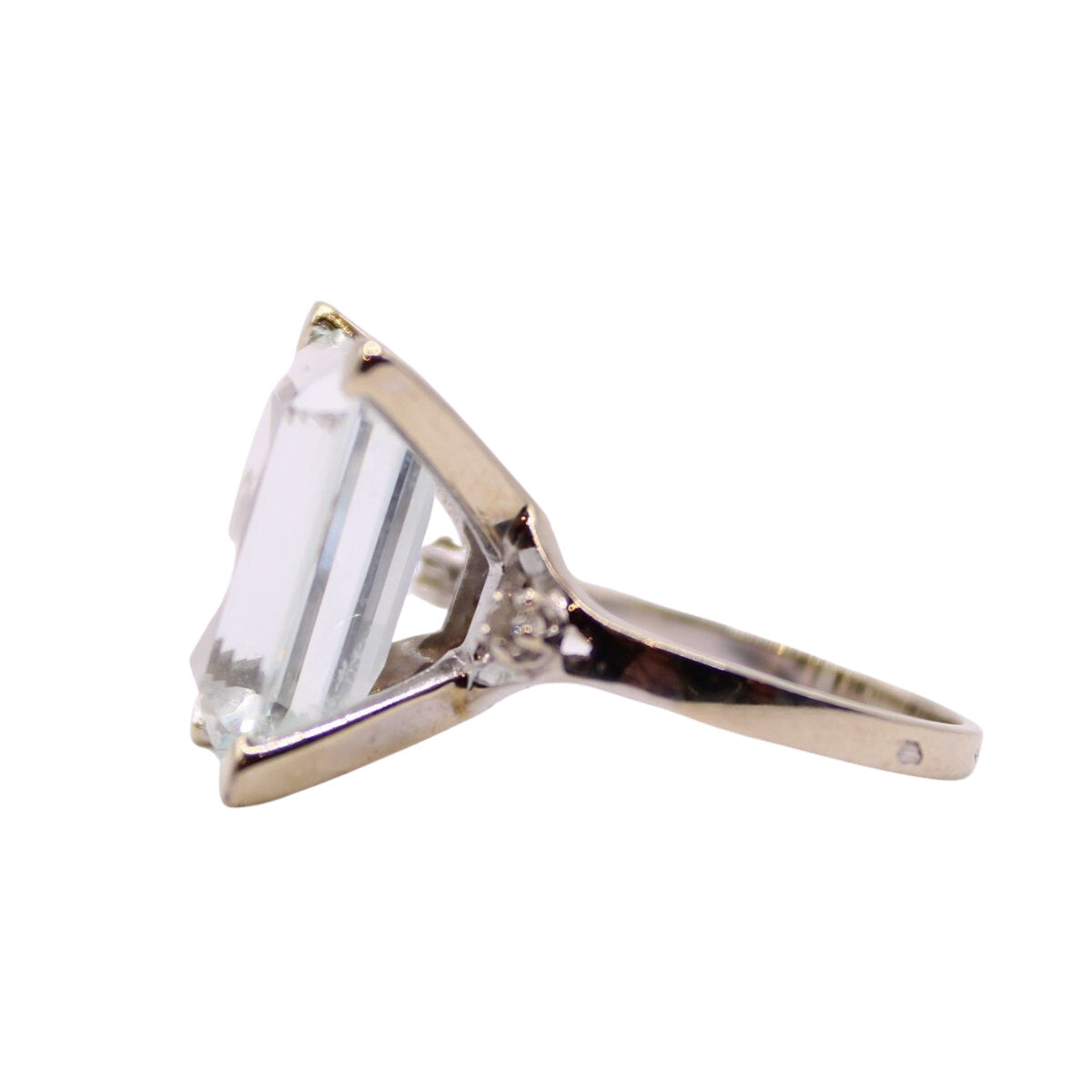 Bague Aigue-Marine rectangle épaulé de diamants sertis sur or blanc - Castafiore