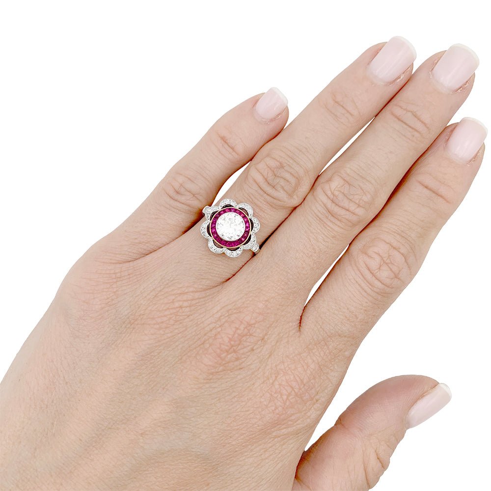 Bague ancienne "fleur" diamants et rubis calibés. - Castafiore