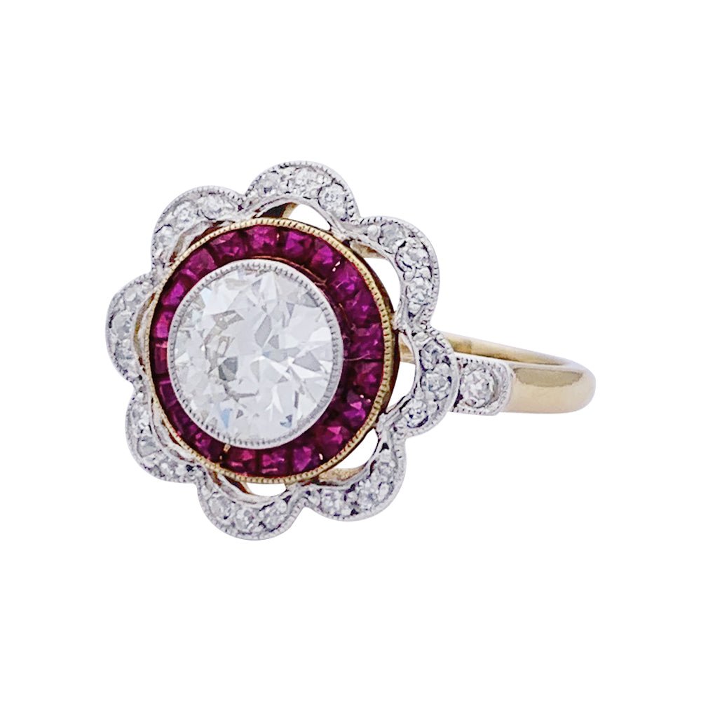 Bague ancienne "fleur" diamants et rubis calibés. - Castafiore