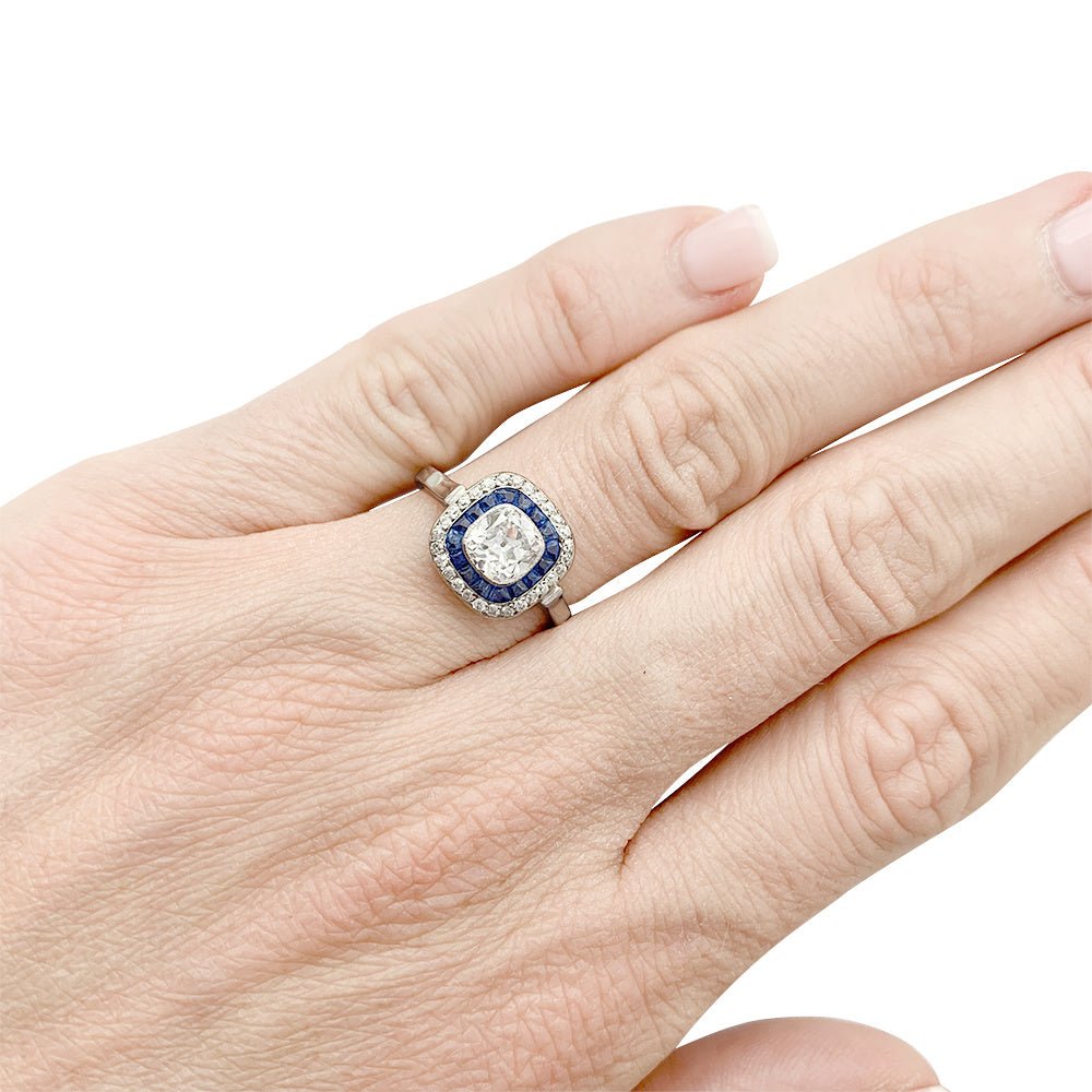 Bague Art déco, diamant coussin, saphirs calibrés - Castafiore