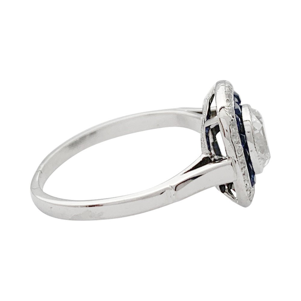 Bague Art déco, diamant coussin, saphirs calibrés - Castafiore