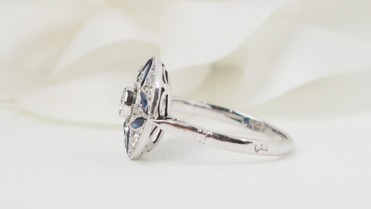 Bague Art Déco en or blanc, saphir calibrés et diamants - Castafiore