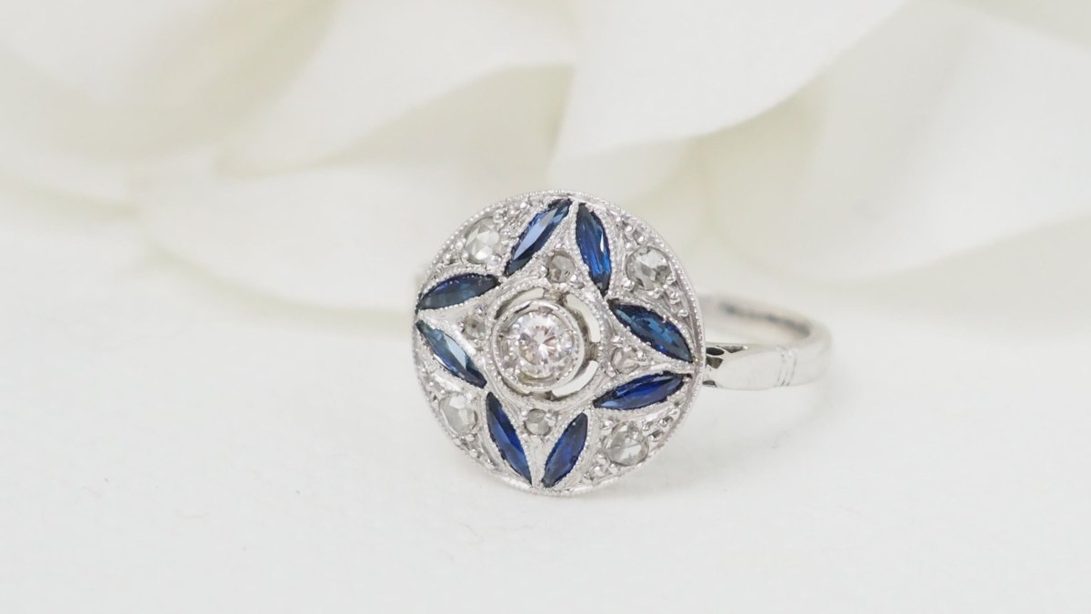Bague Art Déco en or blanc, saphir calibrés et diamants - Castafiore