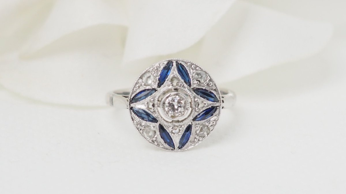 Bague Art Déco en or blanc, saphir calibrés et diamants - Castafiore