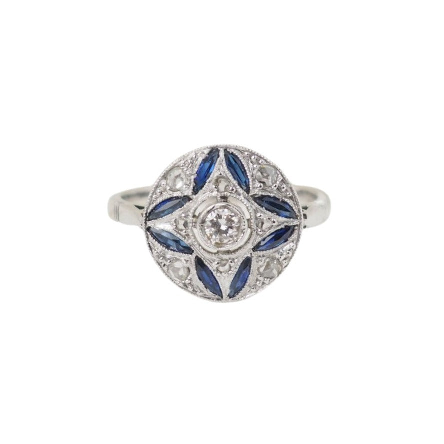 Bague Art Déco en or blanc, saphir calibrés et diamants - Castafiore
