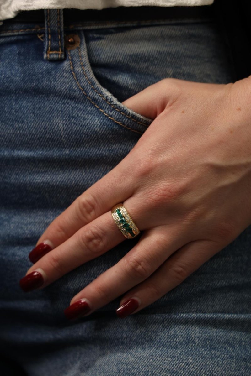 Bague Bandeau en or jaune, diamants et émeraude - Castafiore