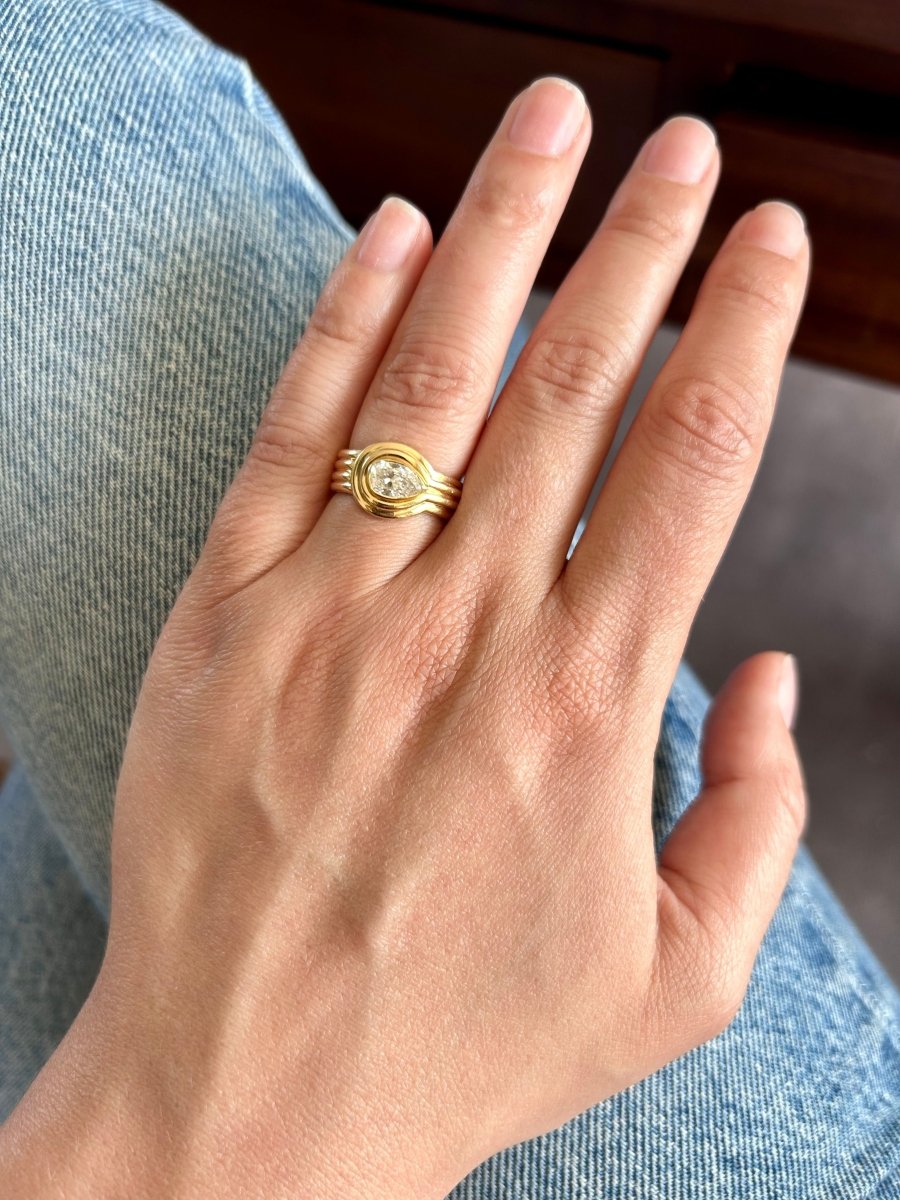 Bague bandeau en or jaune godronné et diamant de taille poire - Castafiore