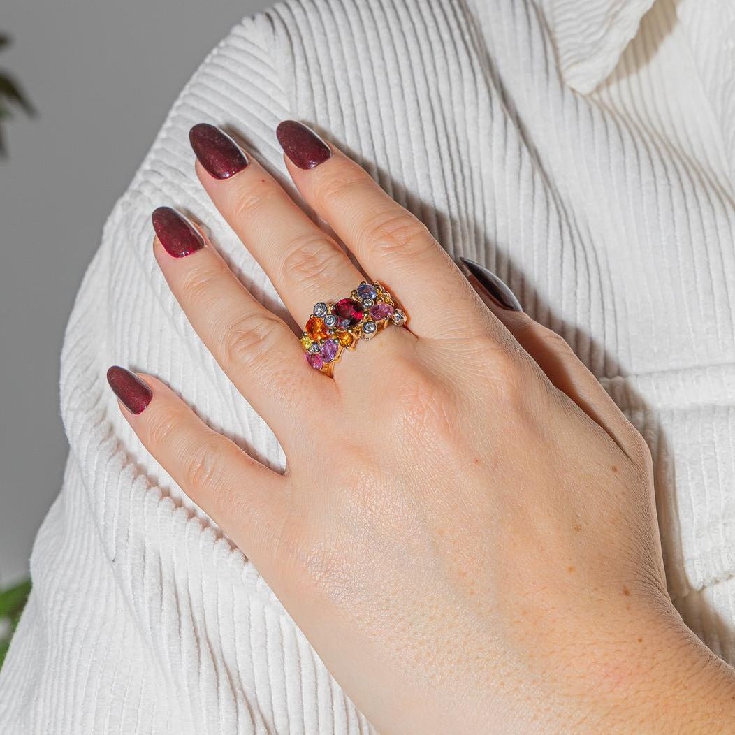 Bague Bandeau en or jaune, grenat, saphirs et diamants - Castafiore