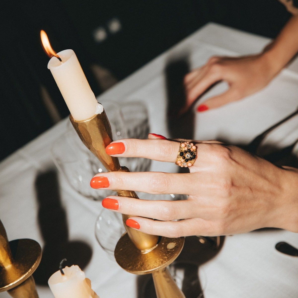 Bague Bandeau VAN CLEEF & ARPELS en or jaune, corail, onyx et diamants - Castafiore