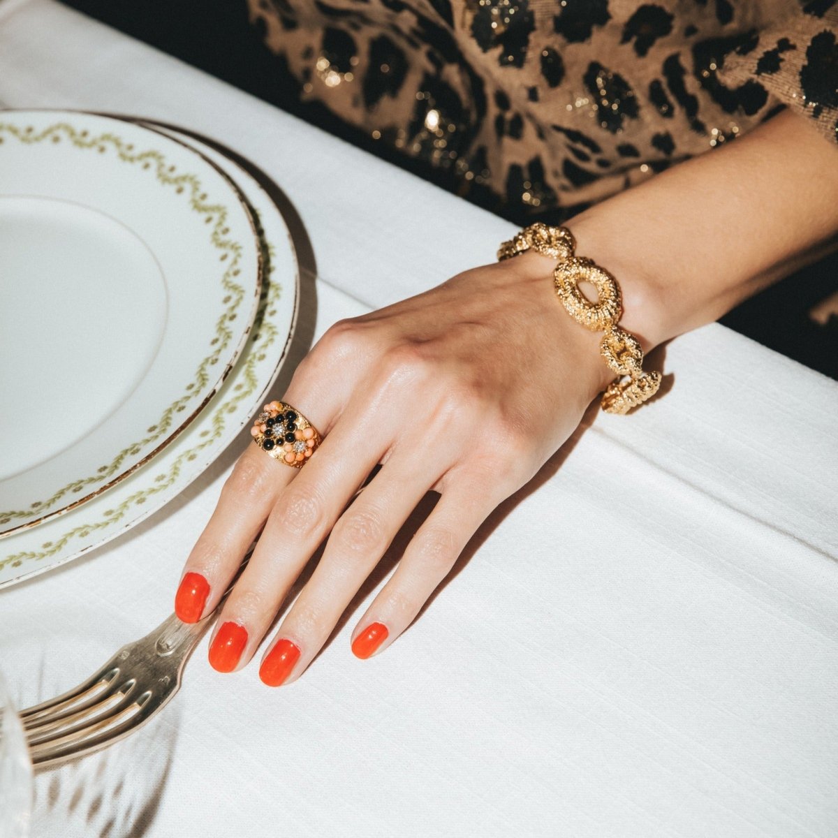 Bague Bandeau VAN CLEEF & ARPELS en or jaune, corail, onyx et diamants - Castafiore