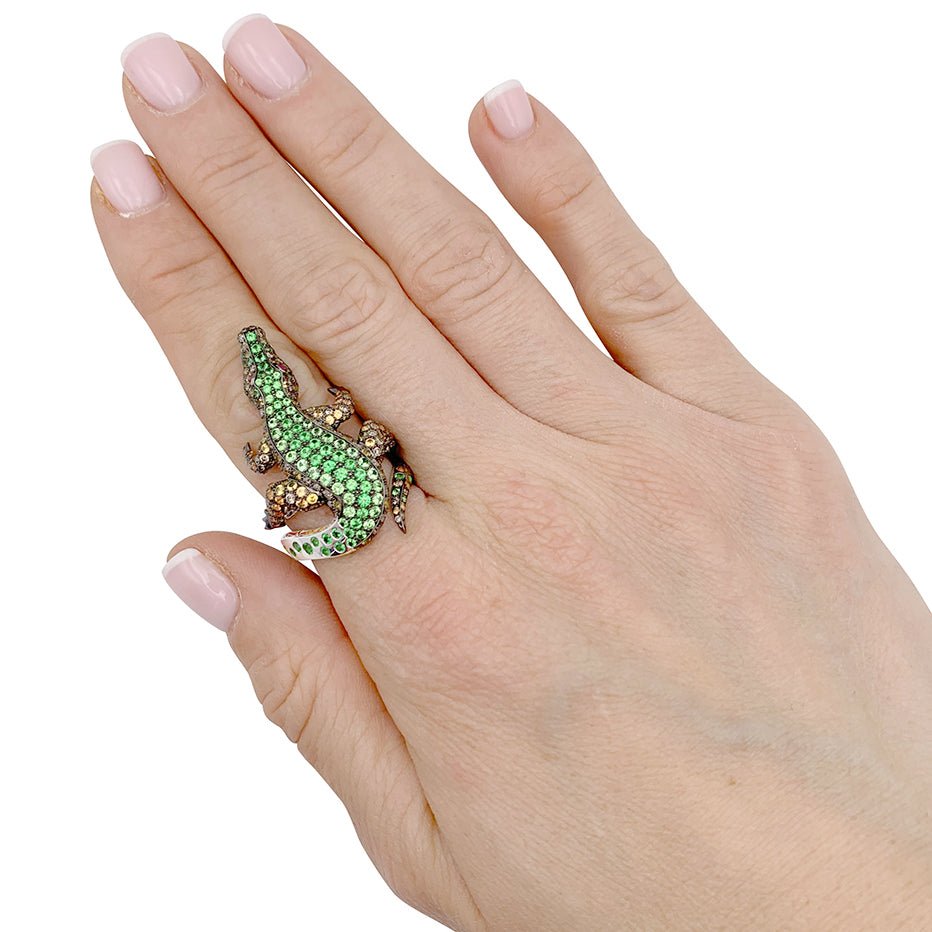 Bague Boucheron Crocodile en or blanc, sertie de diamants et pierres de couleur - Castafiore