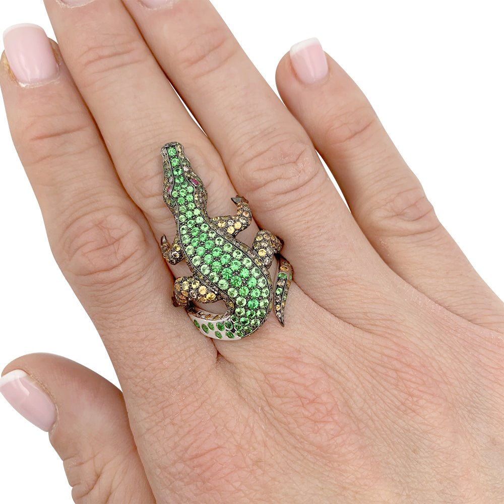 Bague Boucheron Crocodile en or blanc, sertie de diamants et pierres de couleur - Castafiore
