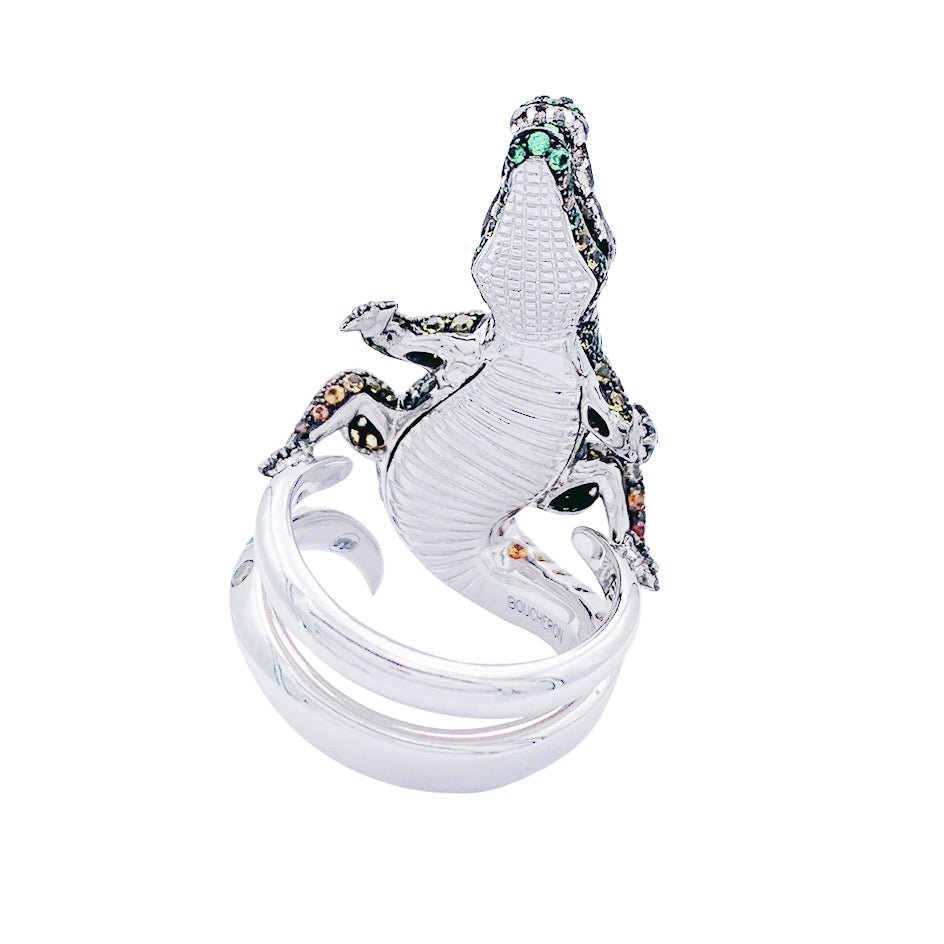 Bague Boucheron Crocodile en or blanc, sertie de diamants et pierres de couleur - Castafiore