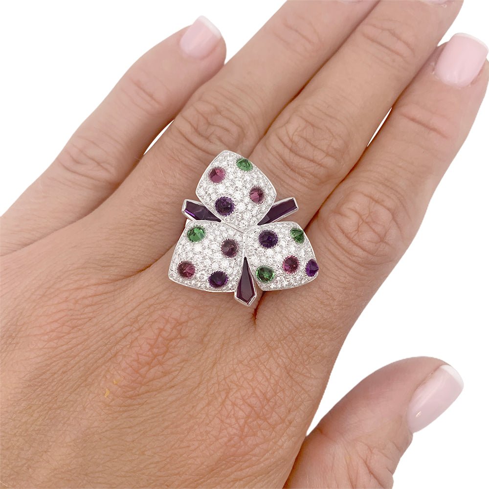 Bague CARTIER "Caresse d'Orchidées" en or blanc, diamants, pierres de couleurs. - Castafiore