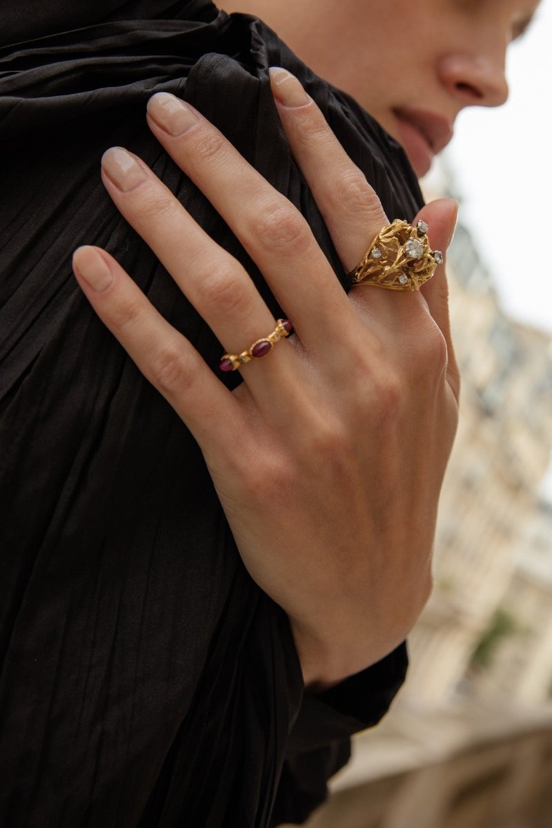 Bague CARTIER en or jaune, rubis et diamants - Castafiore