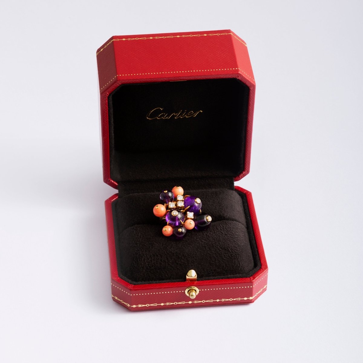Bague CARTIER, modèle "Délices de Goa" or jaune, corail, améthystes et diamants - Castafiore