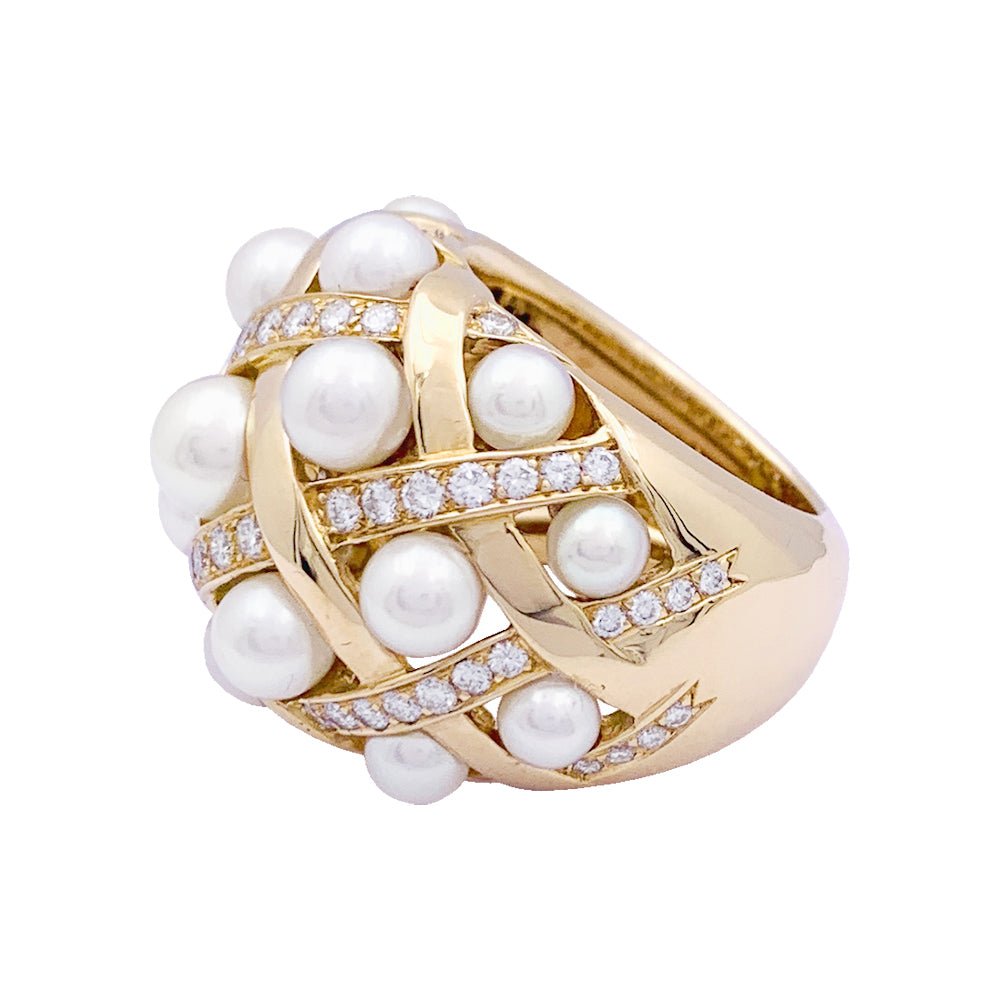 Bague CHANEL "Baroque" en or jaune, diamants et perles. - Castafiore