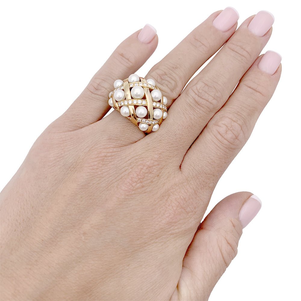Bague CHANEL "Baroque" en or jaune, diamants et perles. - Castafiore