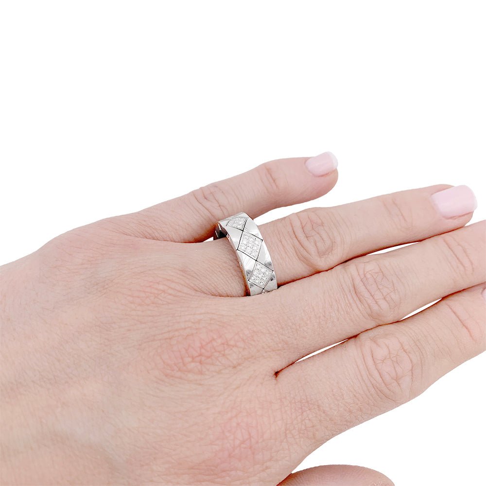 Bague CHANEL "Matelassé" en or blanc et diamants - Castafiore