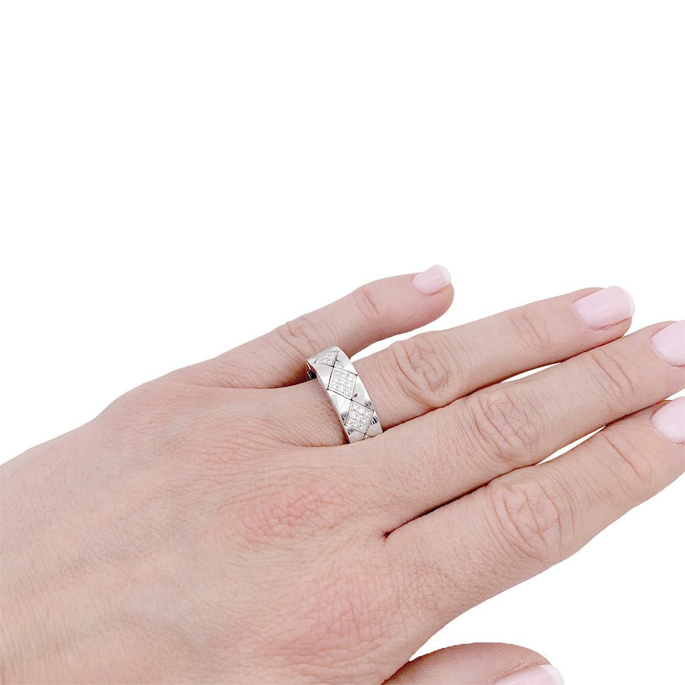Bague CHANEL "Matelassé" en or blanc et diamants - Castafiore