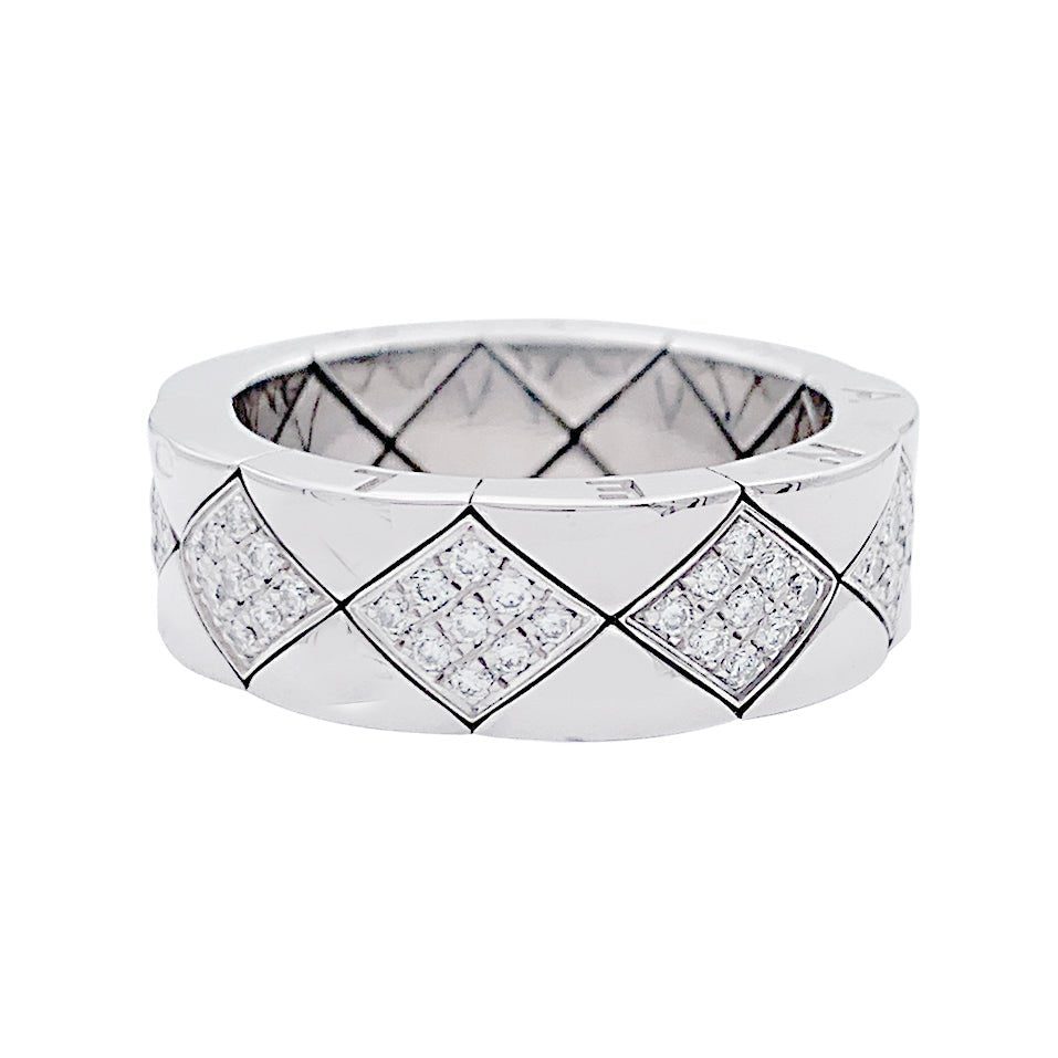 Bague CHANEL "Matelassé" en or blanc et diamants - Castafiore