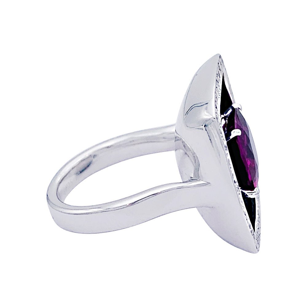 Bague CHANEL "Nuit Noire" en or blanc, saphir rose, diamants et émail - Castafiore