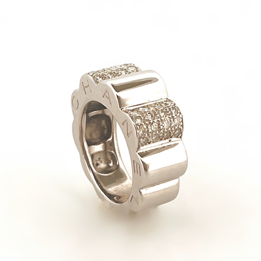 Bague CHANEL "Profil de Camélia" en or blanc et diamants - Castafiore