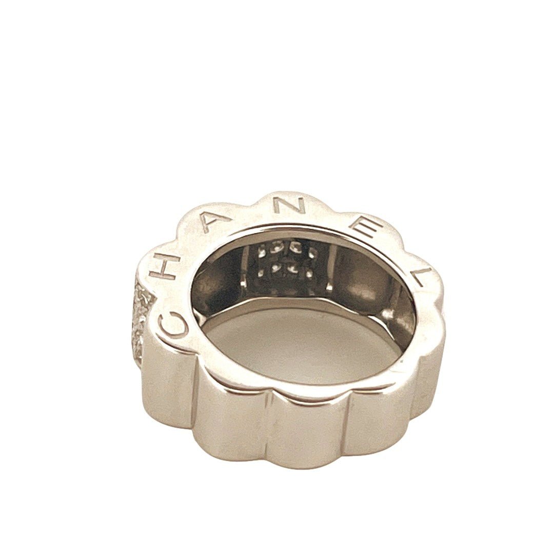 Bague CHANEL "Profil de Camélia" en or blanc et diamants - Castafiore