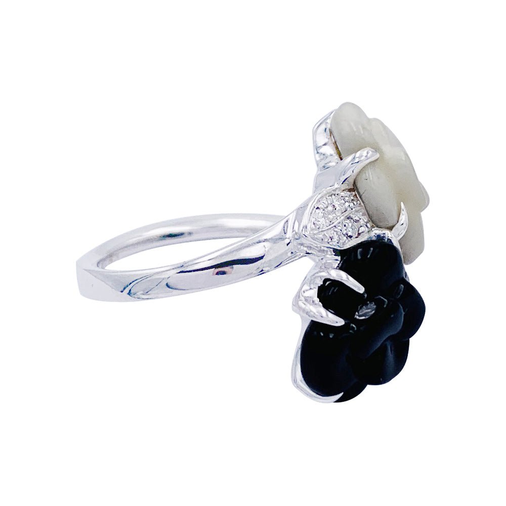 Bague Chanel, "Toi & Moi - Mini Camélia sculpté", or blanc, diamants - Castafiore