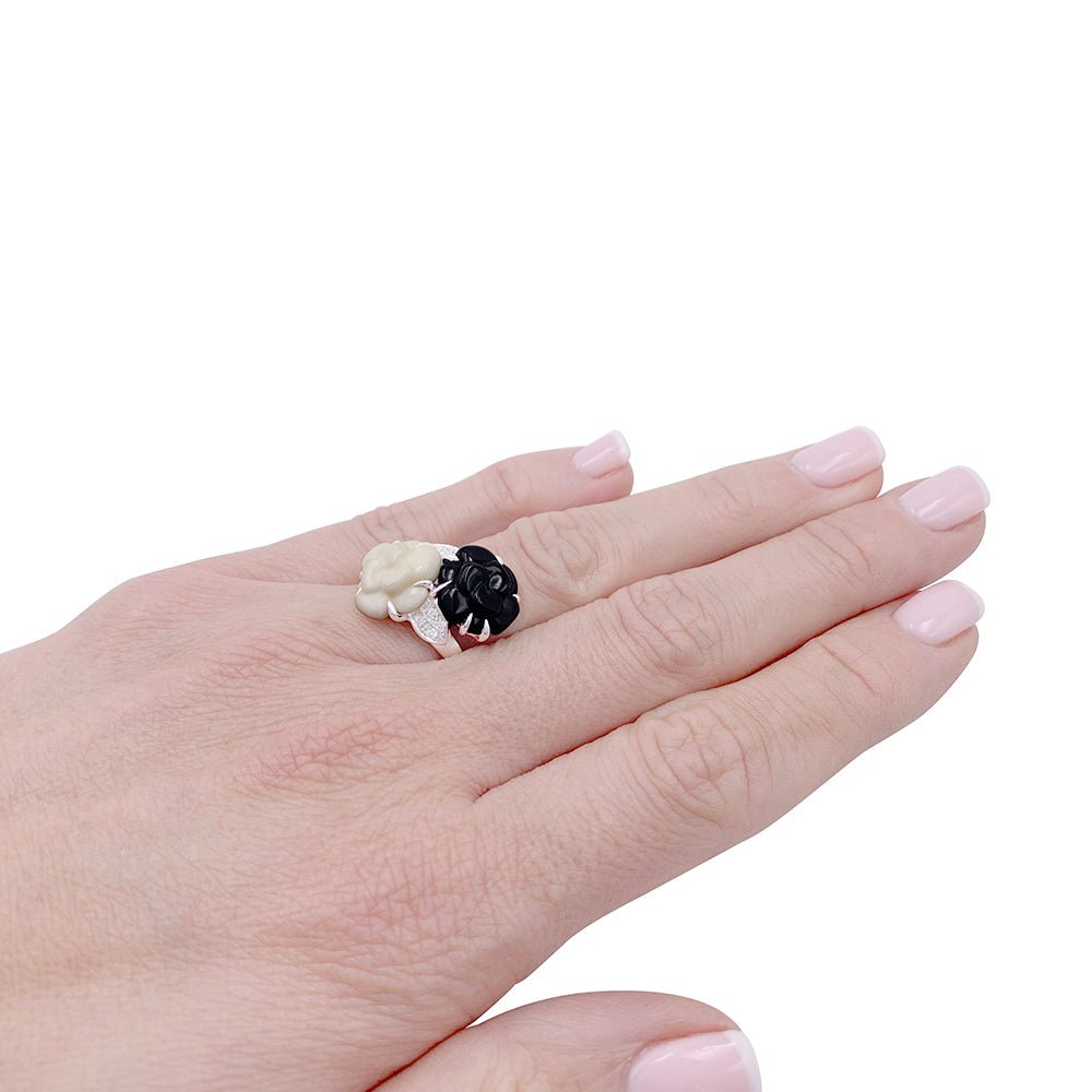 Bague Chanel, "Toi & Moi - Mini Camélia sculpté", or blanc, diamants - Castafiore