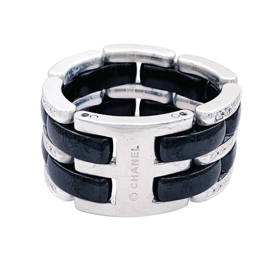 Bague Chanel,"Ultra", en or blanc, céramique noire et diamants. - Castafiore