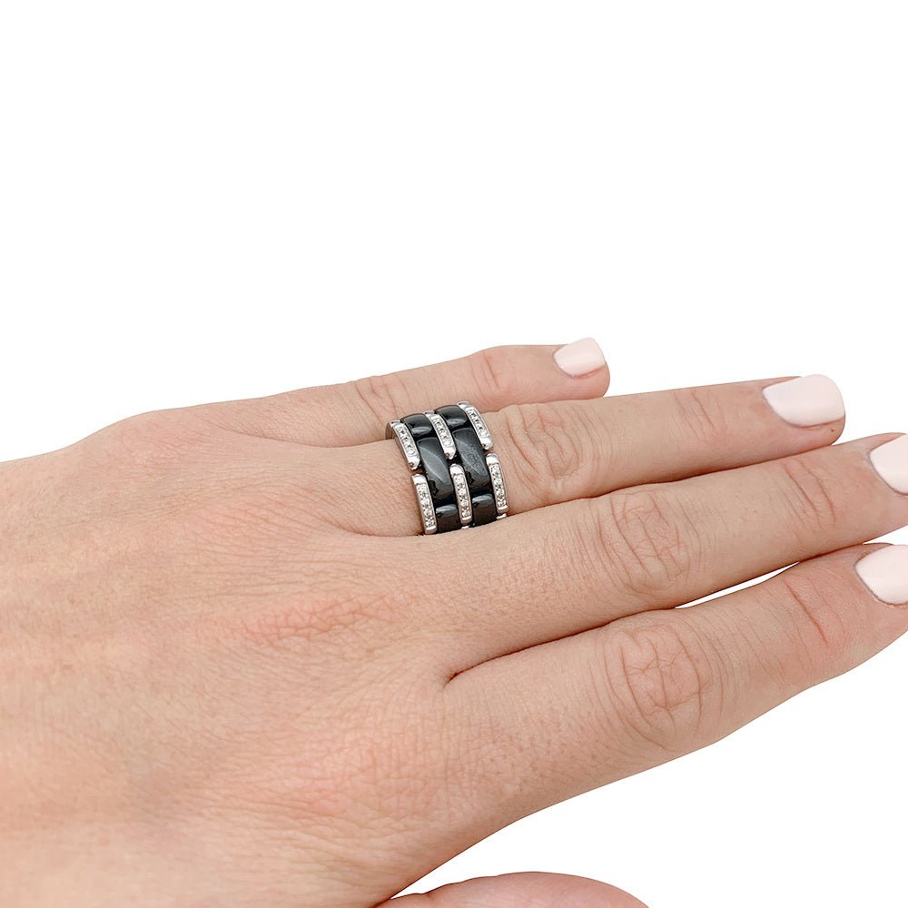 Bague Chanel,"Ultra", en or blanc, céramique noire et diamants. - Castafiore