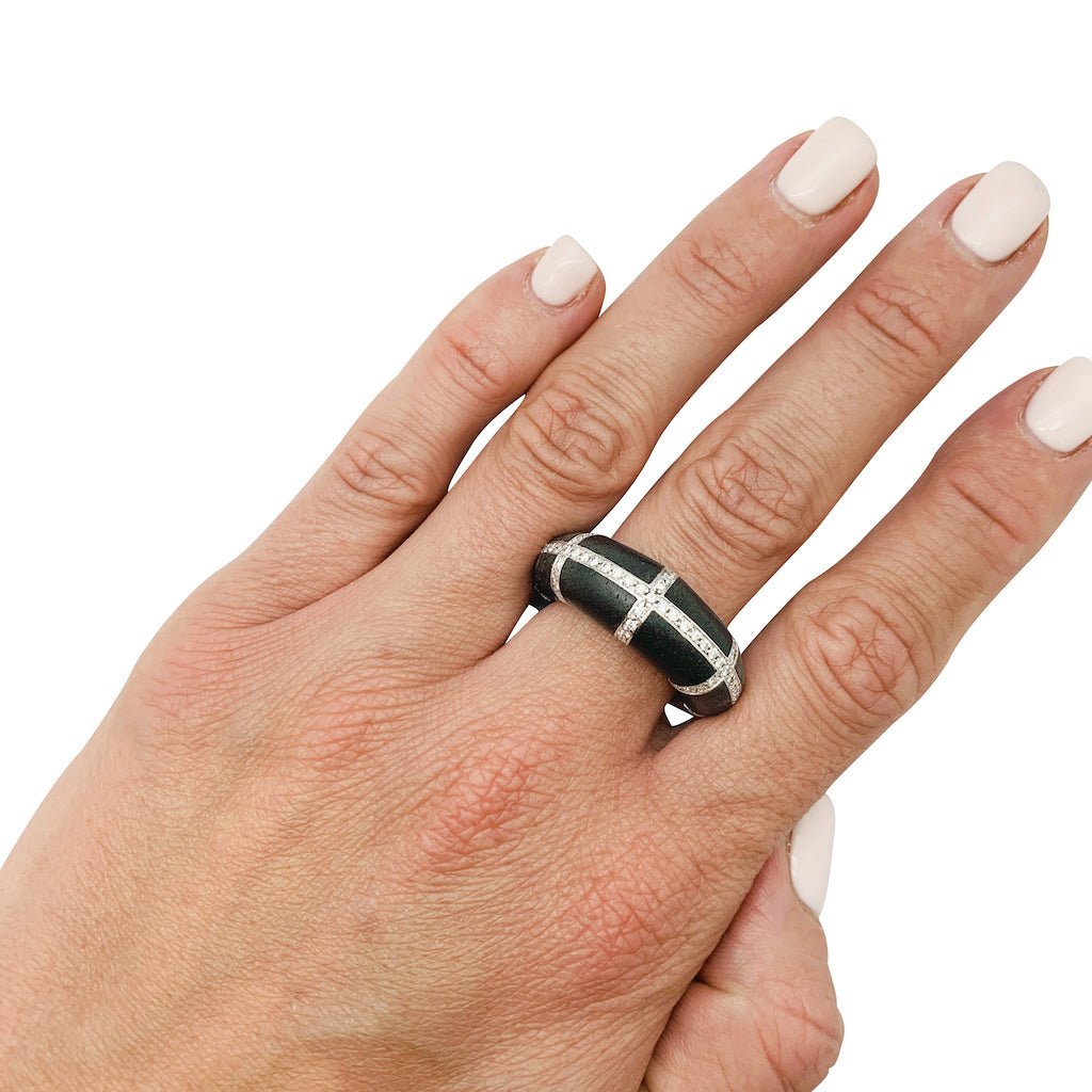 Bague CHAUMET, modèle "Anneau", or blanc, diamants et ébène - Castafiore