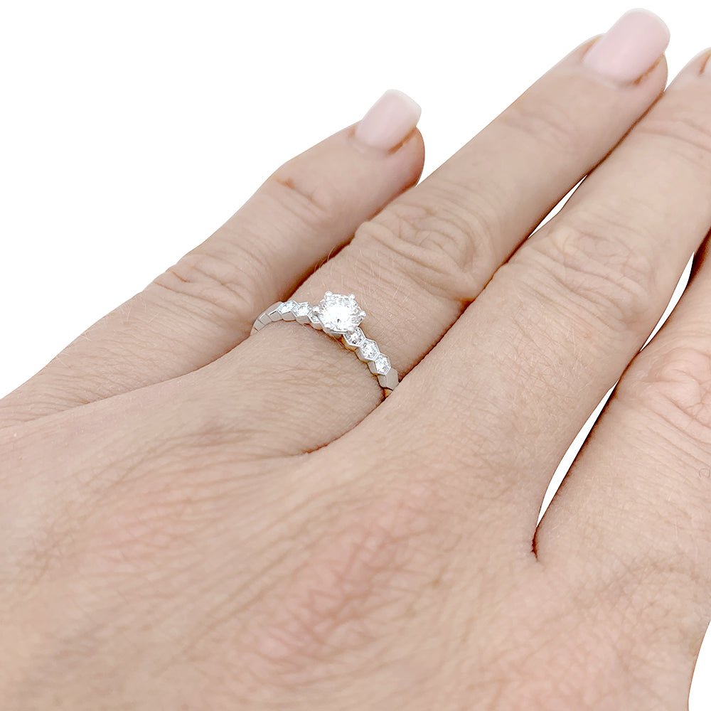 Bague CHAUMET "Solitaire Bee my Love" or blanc, diamants. - Castafiore