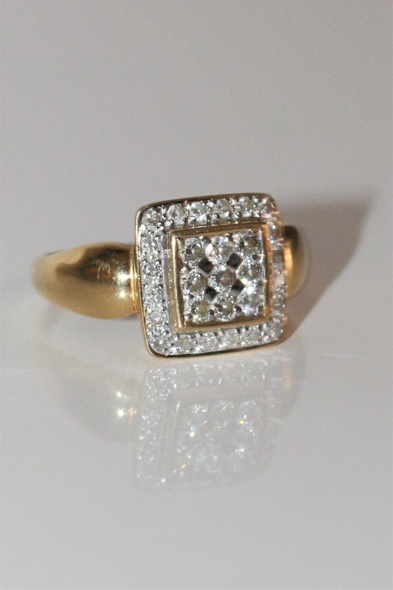 Bague Chevalière En Or Jaune Carrée Pavage Diamants Unisexe - Castafiore
