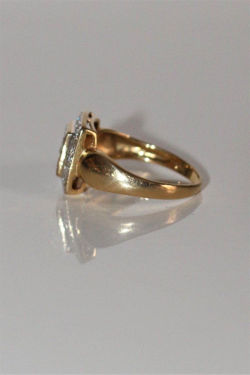 Bague Chevalière En Or Jaune Carrée Pavage Diamants Unisexe - Castafiore