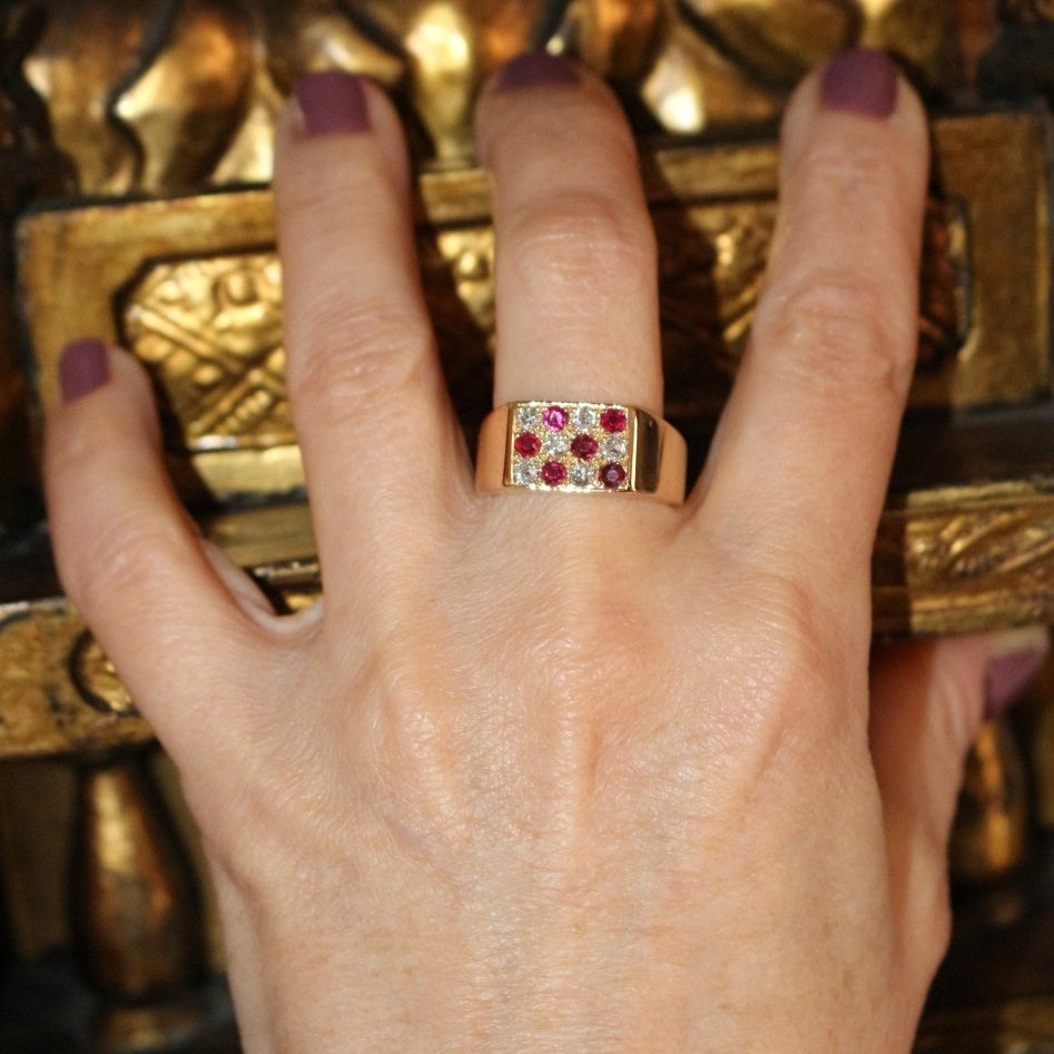 Bague Chevalière en or jaune, Rubis Et Diamants - Castafiore