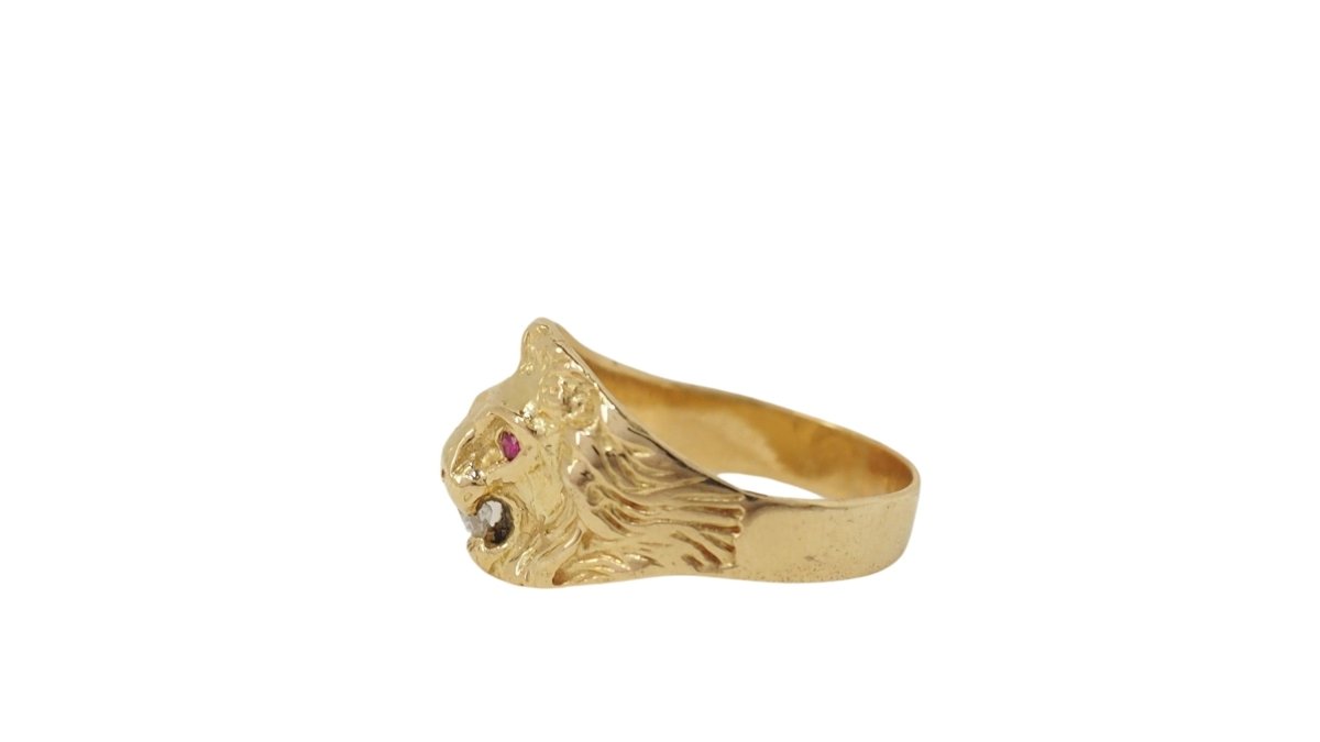 Bague chevalière Lion en or jaune, rubis et diamant - Castafiore